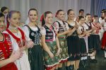 Часть участнічок заключной сцены ґалаконцерту в прекрасных русиньскых народных кроях.